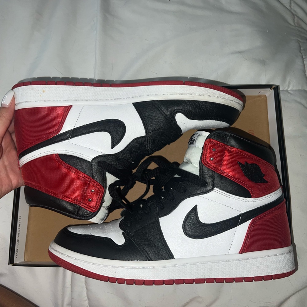 WMNS Air Jordan 1 Retro High Satin black toe